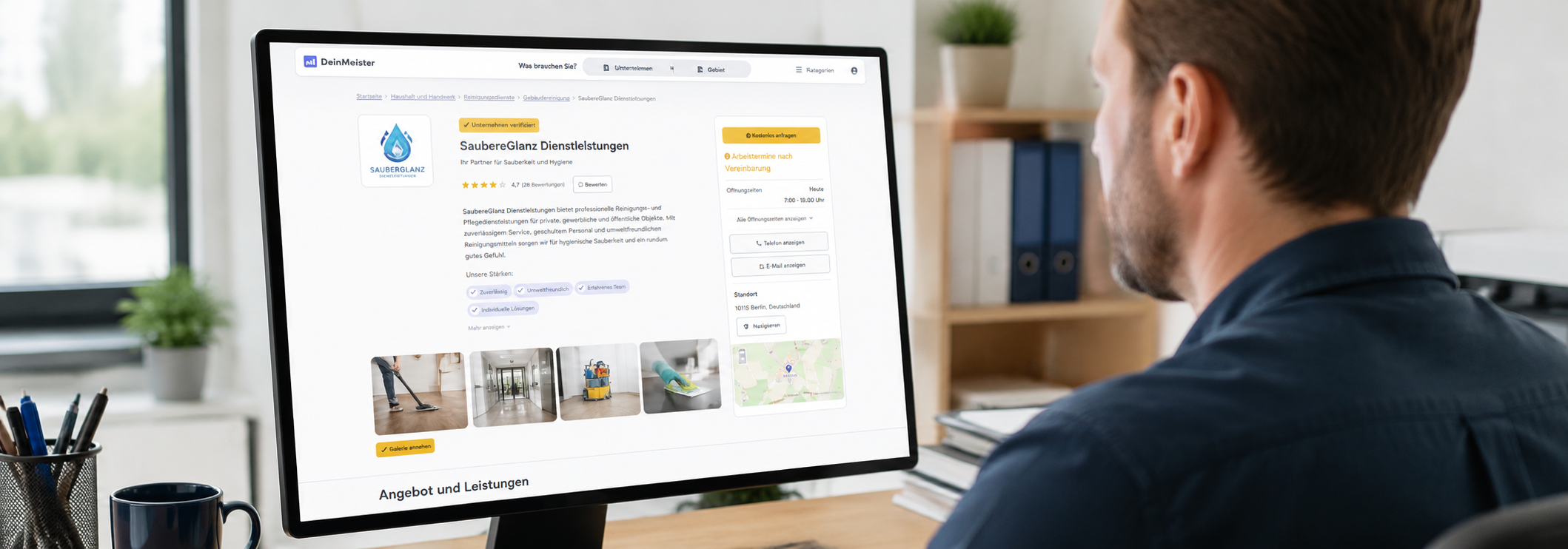 Mann blickt auf einen Monitor mit dem optimierten Firmenprofil eines Reinigungsdienstes auf DeinMeister.